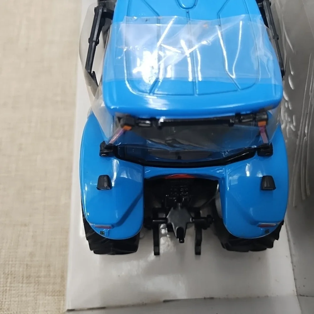 1:32 Scale Ertl Diecast Britains New Holland TG305 Blue Tractor New in Box